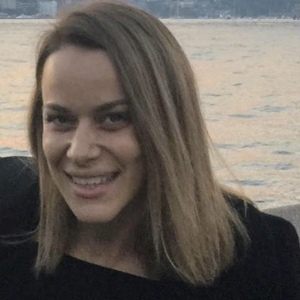 UNE Bachelor of Psychological Science student Daina Sinozic in black jacket