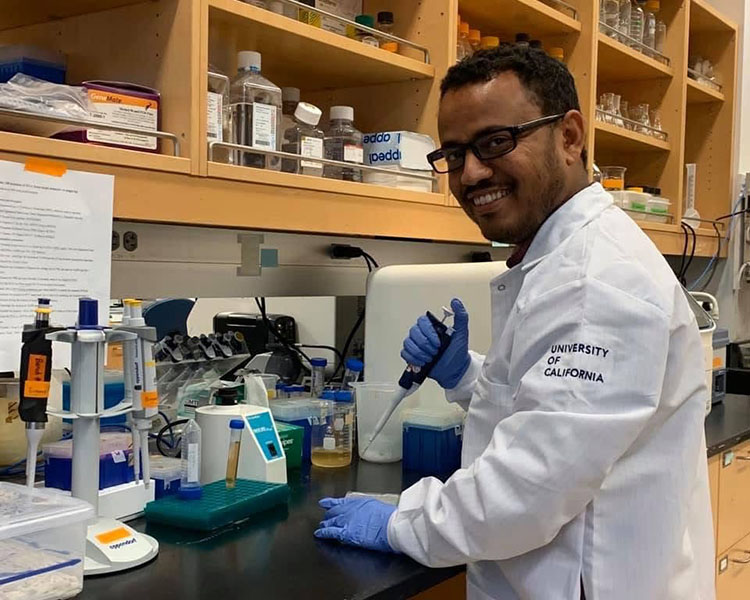 Dr Solomon Birhanie in the lab