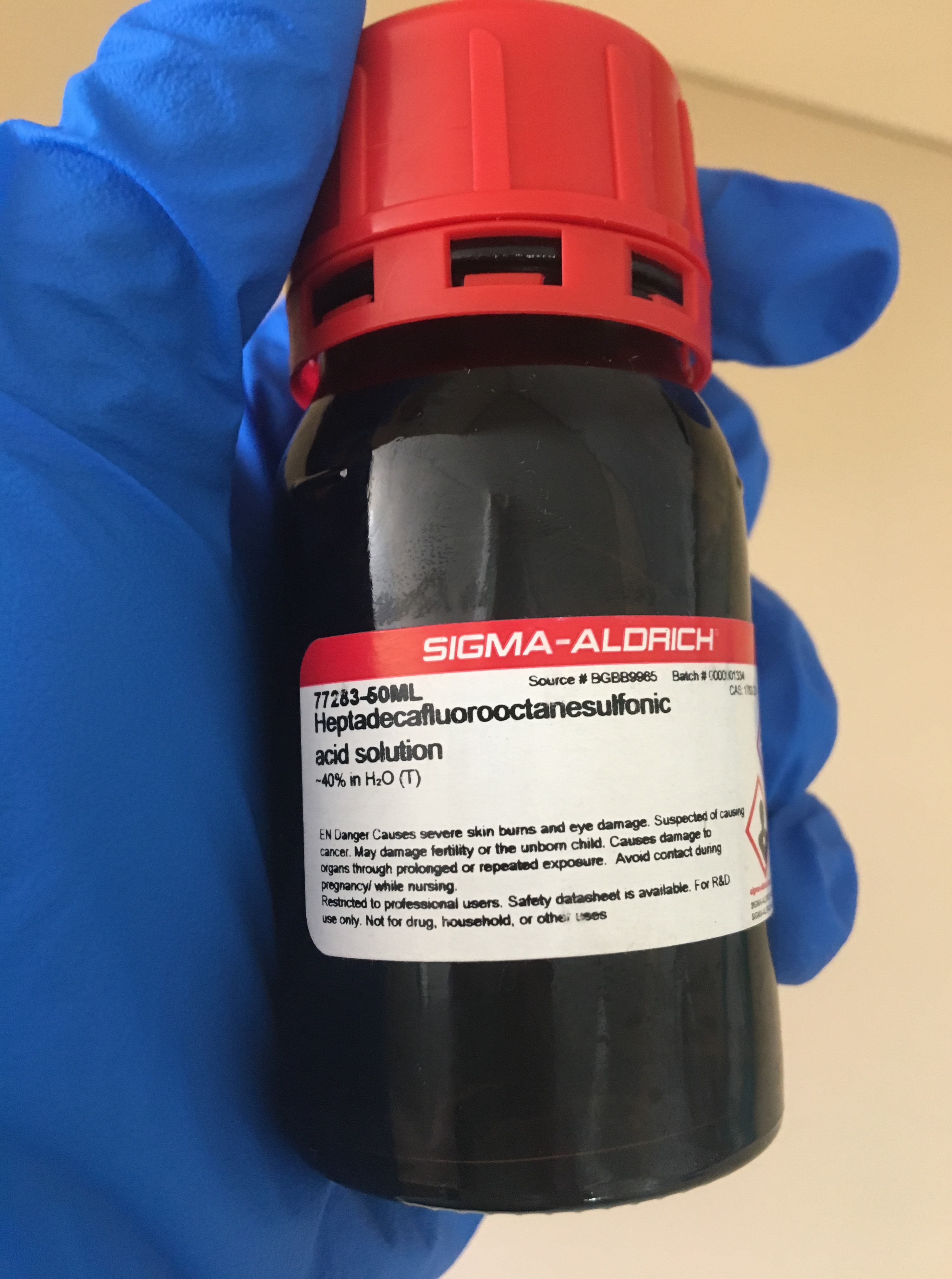 Container of polyfluorolalkyl substance
