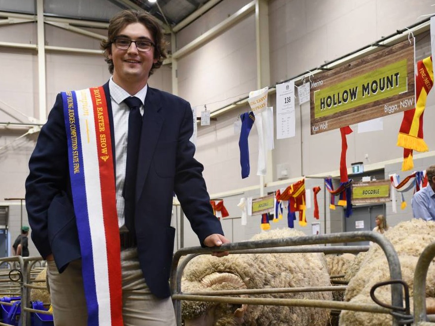 Lindsay Brown with sheep at the Sydney Royal Easter Show (image from the Armidale Express)