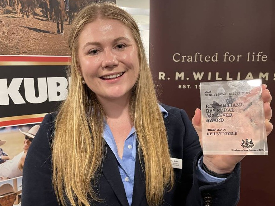 Keiley Noble accepting her award. (Image from the Daily Liberal newspaper)