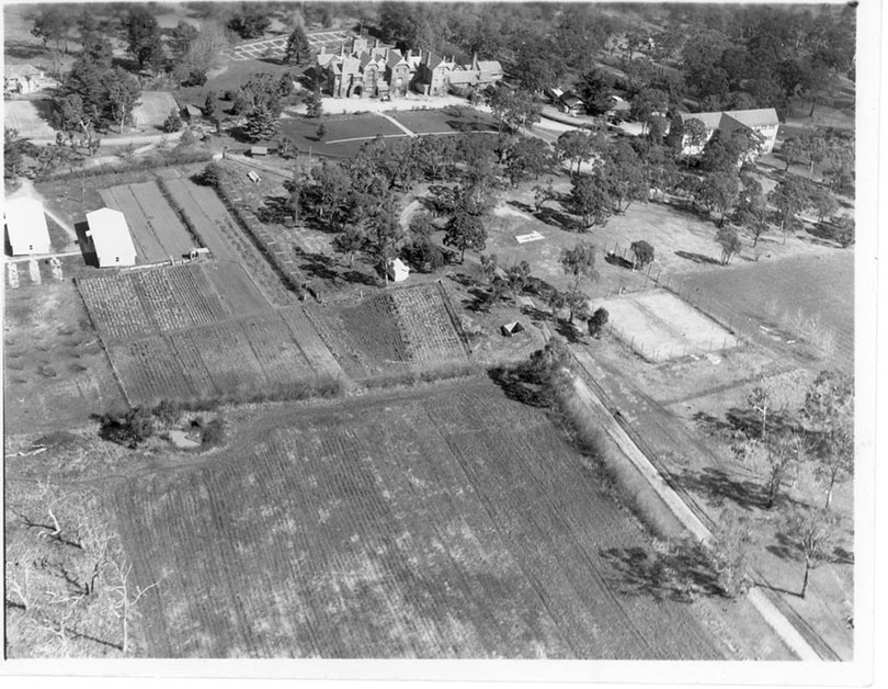 Black and white aerial photo from 1952 of the grounds around Booloominbah 