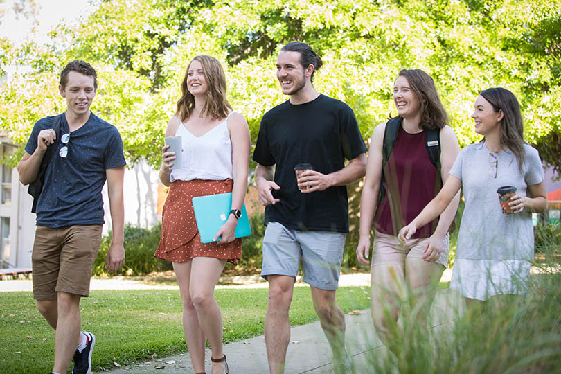 https://www.une.edu.au/study/media/images/Students_walking.jpg